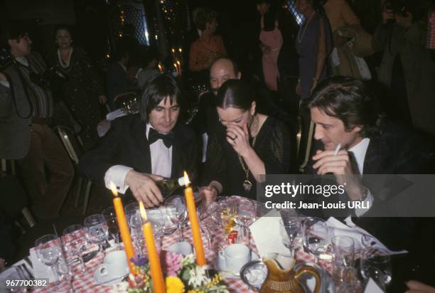 Serge Lama, Romy Schneider et Daniel Biasini lors d'un diner au restaurant de l'hôtel Méridien à Paris, en France, le 16 janvier 1979.