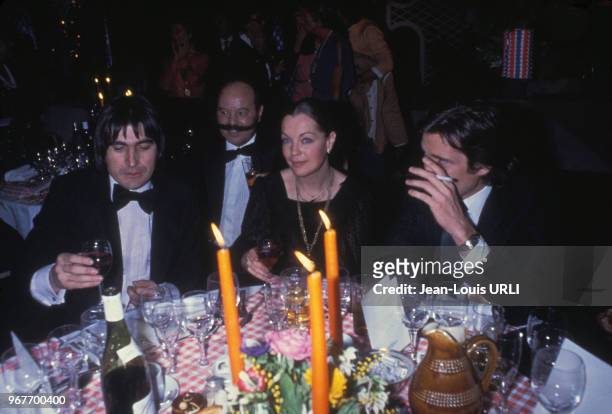 Serge Lama, Romy Schneider et Daniel Biasini lors d'un diner au restaurant de l'hôtel Méridien à Paris, en France, le 16 janvier 1979.