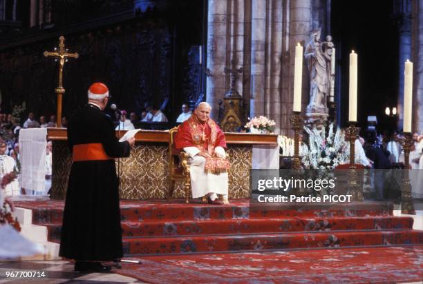 Jean-Paul II célèbre la messe dans la Cathédrale Notre-Dame le 30 mai 1980 à Paris, France.