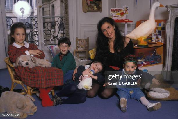 Fabienne Servan-Schreiber chez elle à Paris le 15 mars 1989, France.