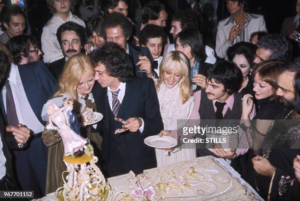 Michel Sardou épouse Elizabeth Haas, dite Babette le 14 octobre 1977 en compagnie de Sylvie Vartan, à Neuilly-Sur-Seine, France.