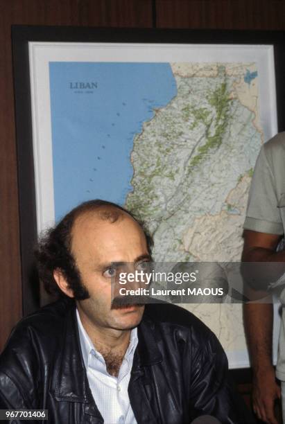 Walid Joumblatt, chef du Parti socialiste progressiste devant une carte du Liban le 26 juin 1982 au Liban.