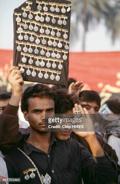 Vendeur de médailles à l'effigie de l'homme politique Nawaz Sharif le 14 novembre 1988 à Lahore dans le Pendjab au Pakistan.