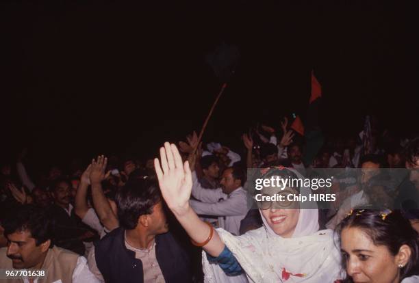 Benazir Bhutto saluant la foule le 14 novembre 1988 dans le Pendjab au Pakistan.