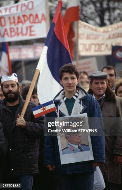 Manifestant serbe arborant une photo de Tito, 19 novembre 1988, Belgrade, Yougoslavie.