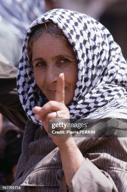 Une Palestinienne au moment du départ des Palestiniens de la capitale libanaise le 27 août 1982 à Beyrouth, Liban.