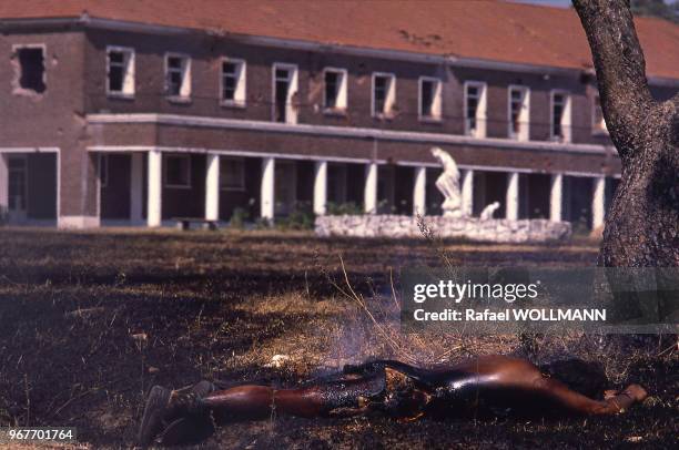 Cadavre d'un combattant après l'attaque de la caserne de la Tablada par des membres du ?Movimiento Todos por la Patria? , le 23 janvier. 1989,...