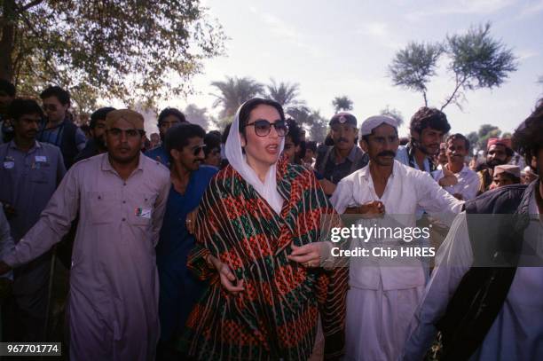 Benazir Bhutto dans la foule le 16 novembre 1988 au Pakistan.