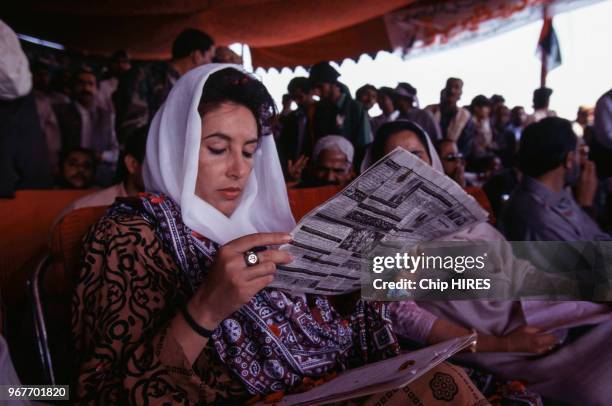 Benazir Bhutto lisant le journal le 28 janvier 1997 dans la province de Sind au Pakistan.