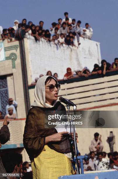Benazir Bhutto lors d'un discours le 14 novembre 1988 dans le Pendjab au Pakistan.