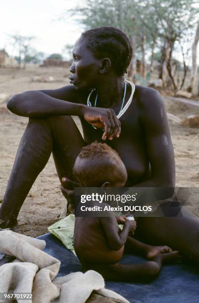 Femme Toposa et un enfant victime de malnutrition, 24 avril 1991, Soudan.