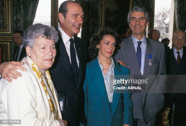 Jean-Claude Narcy est décoré par Jacques Chirac en compagnie de sa femme et de sa mère le 24 avril 1989 à Paris, France.