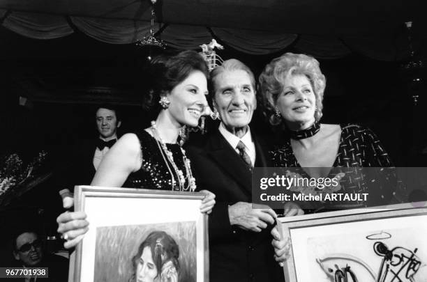 Denise Fabre et Jacqueline Huet fêtent les 80 ans de Georges Carpentier au cabaret "La Belle Epoque" le 14 janvier 1974 à Paris, France.