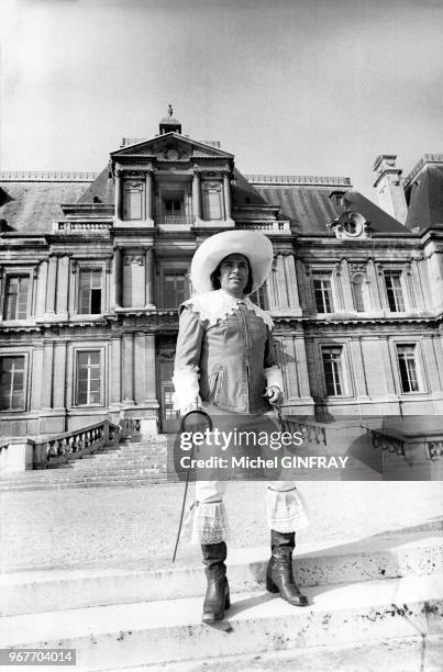 Répétitions du chanteur d'opérette José Todaro en costume de mousquetaire à Maisons-Laffitte le 27 février 1976, France.