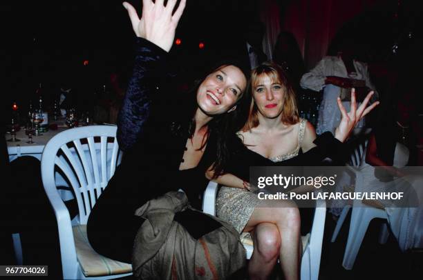 Carla Bruni et sa soeur Valeria Bruni Tedeschi le 19 mai 1999 à Cannes, France.