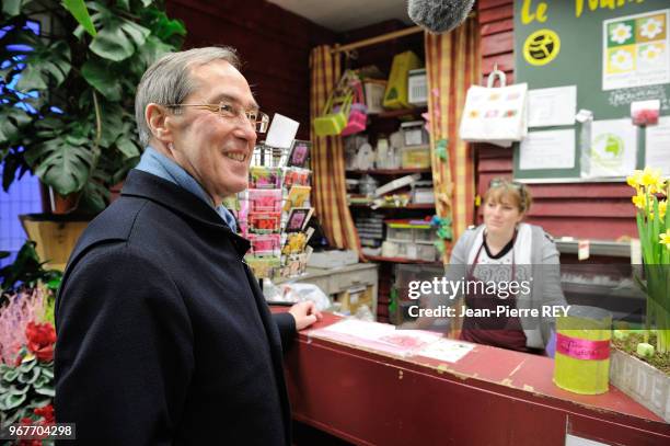 Claude Guéant s'est rendu en RER à Cergy. Il a rendu visite aux commerçants de la gare de Cergy, le 24 février 2012, Cergy Pontoise, France.