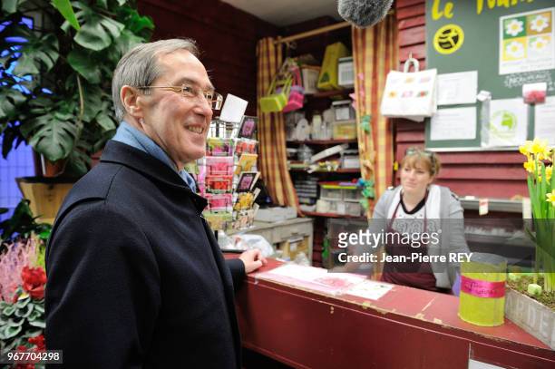 Claude Guéant s'est rendu en RER à Cergy. Il a rendu visite aux commerçants de la gare de Cergy, le 24 février 2012, Cergy Pontoise, France.