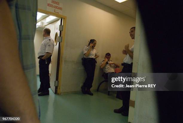 Des policiers attendent un suspect dans les couloirs du service des Urgences médico-judiciaires, 15 octobre 2006, à Aulnay sous Bois, France.