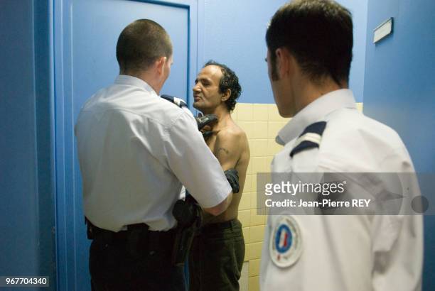 Fouille d'un homme pendant sa garde à vue dans un commissariat le 16 octobre 2006 à Aulnay-sous-Bois, France.