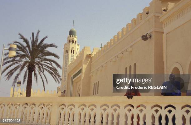 La grande mosquée le 30 juin 1991 à Touba au Sénégal.