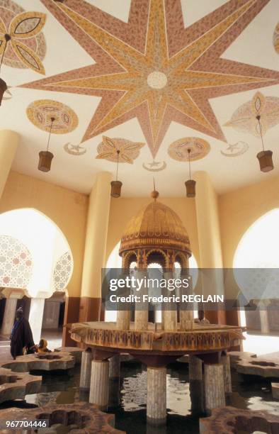 Fontaine pour les ablutions le 30 juin 1991 à la grande mosquée de Touba au Sénégal.