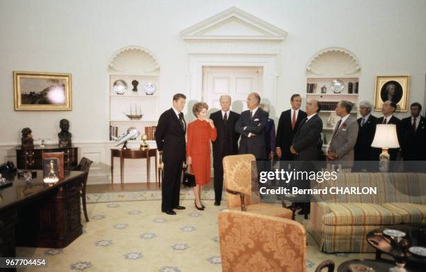 Portrait du président américain Ronald Reagan en compagnie du vice-président Gerald Ford et de Valéry Giscard d'Estaing le 18 septembre 1981 à Grand...