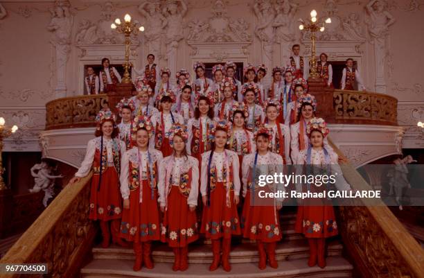 Jeunes femmes du choeur ukrainien d'Odessa en costume traditionnel le 22 mars 1993 en Ukraine.