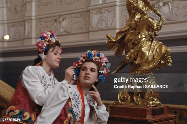 Jeunes femmes du choeur ukrainien d'Odessa en costume traditionnel le 22 mars 1993 en Ukraine.