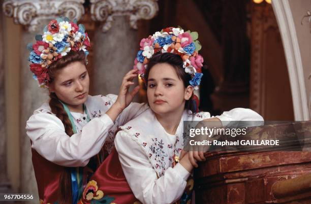 Jeunes femmes du choeur ukrainien d'Odessa en costume traditionnel le 22 mars 1993 en Ukraine.