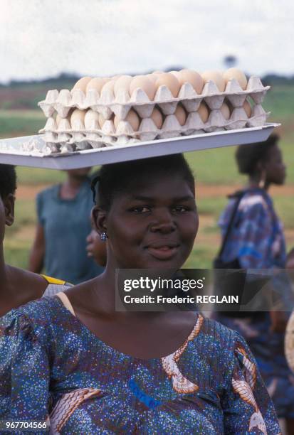 Portrait d'une jeune femme en robe traditionnelle le 17 juin 1986 au Sénégal.