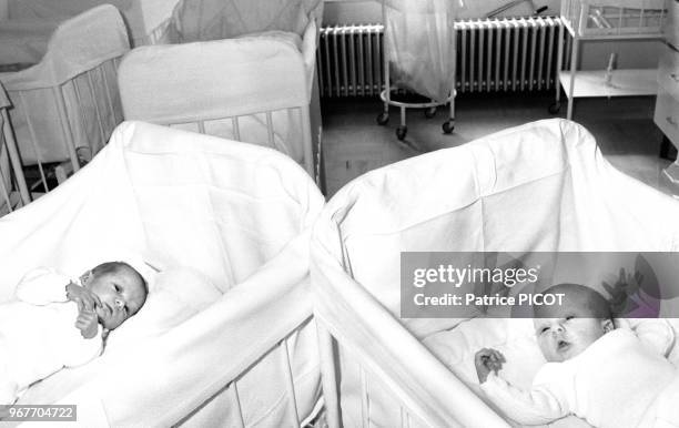 Olivia et Elodie, les deux jumelles de Denise Fabre à la maternité le 21 avril 1980 à Paris, France.