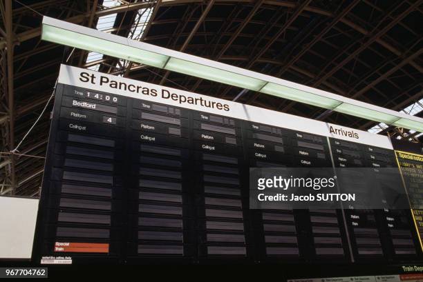 Le panneau d'affichage des départs à la gare de St Pancras vide lors d'une grève des cheminots le 13 juillet 1982 à Londres, Royaume-Uni.