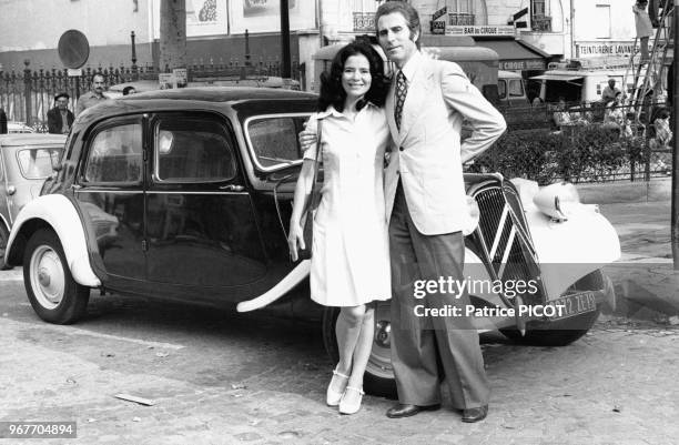 Marie-Josée Nat et Jacques Chazot sur le tournage du film 'Les violons du bal' réalisé par Michel Drach le 16 aout 1973 àParis, France.