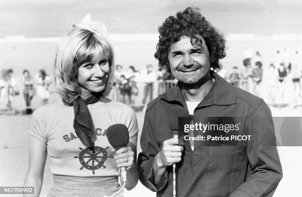 Danièle Gilbert et Pierre Perret los d'une émission de télévision sur une plage en France le 20 aout 1974.