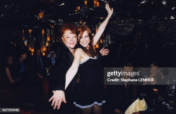 La chanteuse Lio et Régine le 14 janvier 1999 dans la boite de nuit "Chez Régine" à Paris, France.