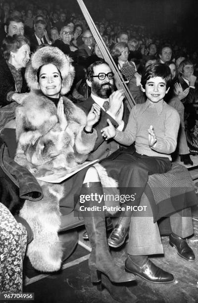 Marie-Josée Nat, Michel Drach et leur fils le 23 novembre 1973 à Paris, France.