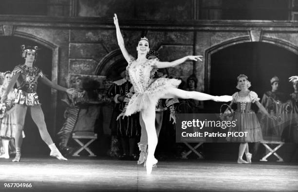 La danseuse française Noëlla Pontois dans 'La belle au bois dormant' le 30 juin 1975 à Paris, France.