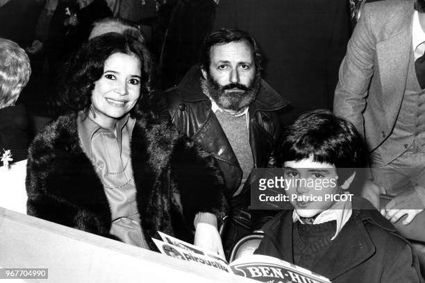 Marie-Josée Nat, Michel Drach et leur fils à la 1ère de 'Ben-Hur' le 21 novembre 1975 à Paris, France.