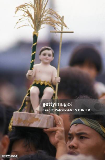 Le Santo Niño, cet Enfant Jésus, représenté vêtu comme un roi, tient dans une main un sceptre et dans l'autre une croix, février 1988, Philippines.