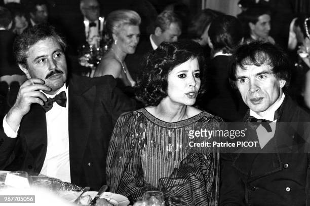 Victor lanoux, Marie-Josée Nat et Rudolf Noureev lors d'un gala contre le cancer à Paris le 14 mars 1984, France.