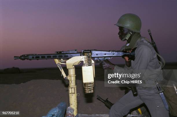 Soldat sénégalais avec sa mitrailleuse lourde MG3 dans le désert le 24 janvier 1991, Arabie Saoudite.