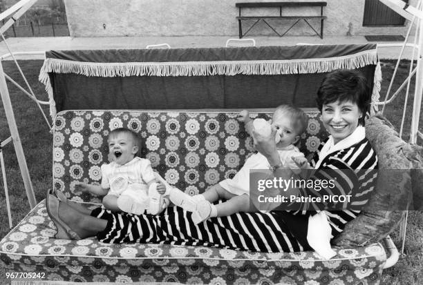 Denise Fabre avec ses 2 jumelles Olivia et Elodie le 13 avril 1981, France.