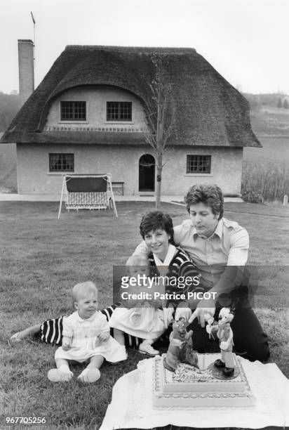 Denise Fabre et son mari avec leurs 2 jumelles Olivia et Elodie le 13 avril 1981, France.