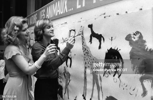 Scéance de peinture pour Jeane Manson et Dave pour l'Arche de Noel le 20 décembre 1976 à Paris, France.