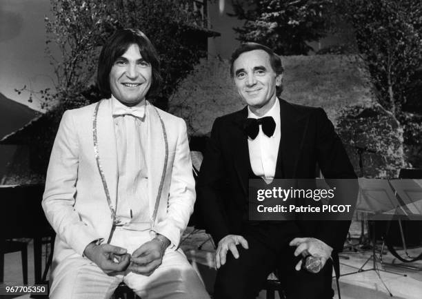 Serge Lama et Charles Aznavour lors d'un show télévisé le 19 novembre 1979 à Paris, France.