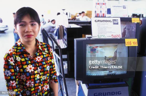 Magasin de télévisions le 22 novembre 1997 à Bangkok en Thaïlande.