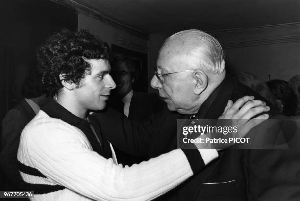 Louis Seigner félicite Francis Perrin lors de la 1ère de Tutti Quanti à Paris le 22 avril 1975, France.