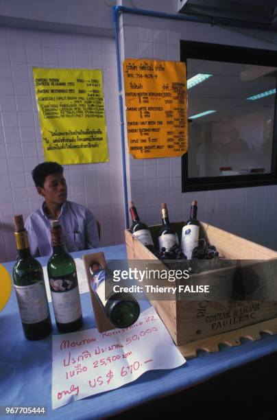 Vendeur de vin le 22 novembre 1997 à Bangkok en Thaïlande.
