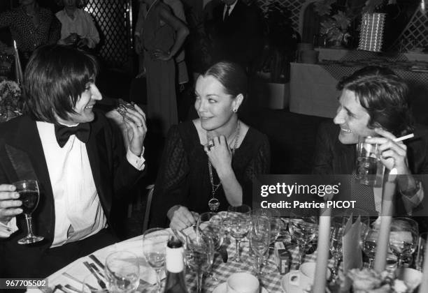 Serge Lama, Romy Schneider et Daniel Biasini lors d'un diner au restaurant de l'hôtel Méridien à Paris, en France, le 16 janvier 1979.