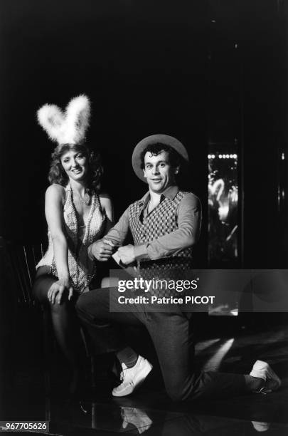 Francis Perrin et Charlotte de Turckheim lors d'un show télévisé le 21 avril 1982 à Paris, France.